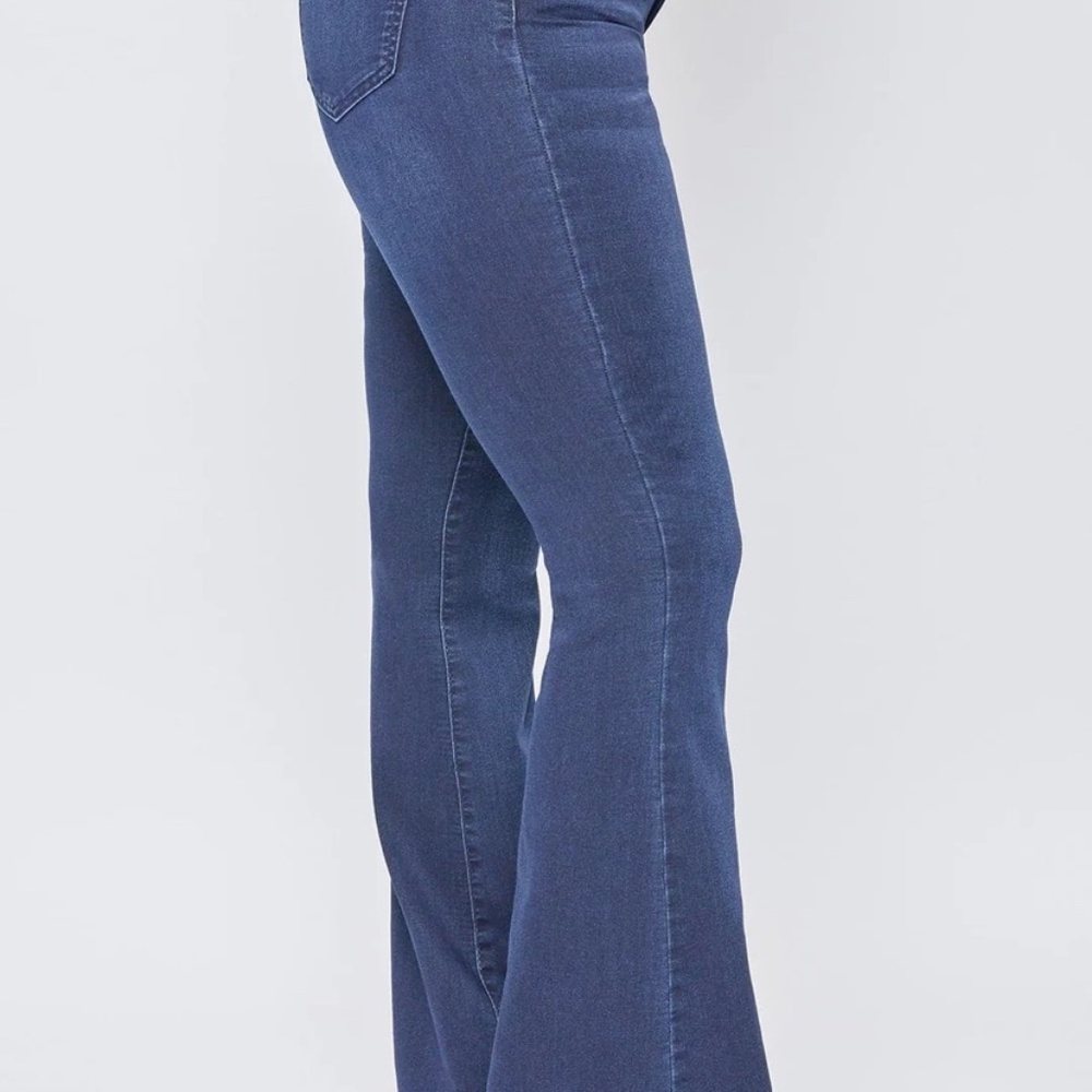 YMI WOMEN'S ESSENTIAL HYPERDENIM FLARE JEANS - Picture 4 of 4